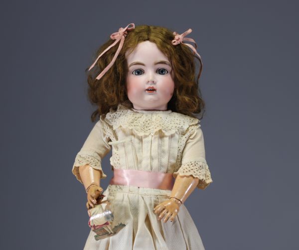 J.D. KESTNER - Poupée tête en biscuit n°105, bouche ouverte, 1898.
