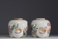 Chine - Paire de pots couverts en porcelaine polychrome à décor de personnages, marque sous la pièce.