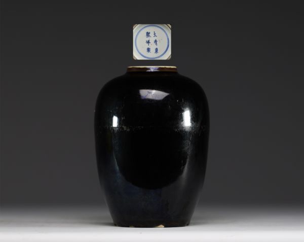 China - Black monochrome porcelain vase, mark under the piece, Kangxi period.