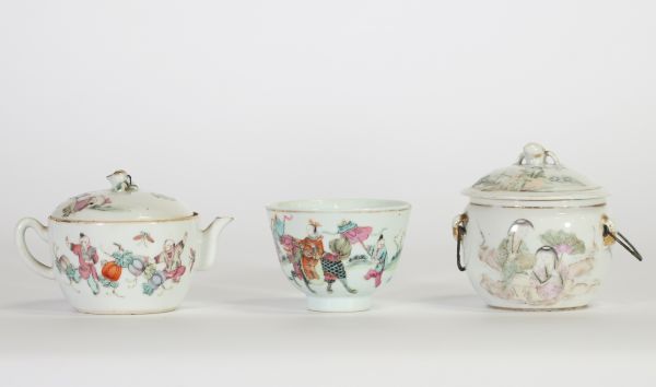 Lot composé d’une théière, d’un pot couvert et d’un bol en porcelaine de Chine famille rose à décor de scènes animées, fin XIXe siècle.
