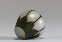 Asie - Petit vase en jade et incrustations de jade vert sculpté de motifs floraux, XIXème.