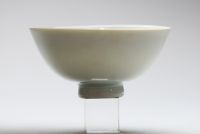 Chine – Bol en porcelaine monochrome blanc de Chine, marque Kangxi. Élégant bol en porcelaine, au délicat décor en relief sous glaçure, présentant un motif de dragon finement incisé