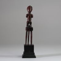 Peigne Luba, RD Congo, bois, patine sombre. H : 17 cm
