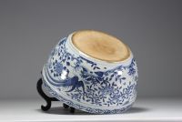 Chine - Jardinière en porcelaine blanc bleu à décor d'oiseaux et de fleurs.