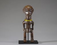 Afrique RDC - Statuette Luluwa ( Lulua) en bois et perles, Congo RDC, sur socle.