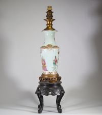 Asie, fin XIXᵉ siècle – Lampe en porcelaine famille rose à décor de personnages, monture en bronze doré et socle en bois sculpté