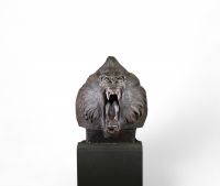 Chen M. – Sculpture en terre cuite polychrome “Tête de babouin”.