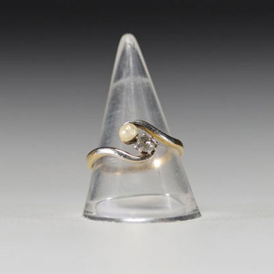 18k gold ring set with a brilliant and a pearl weighing 2.7gr.