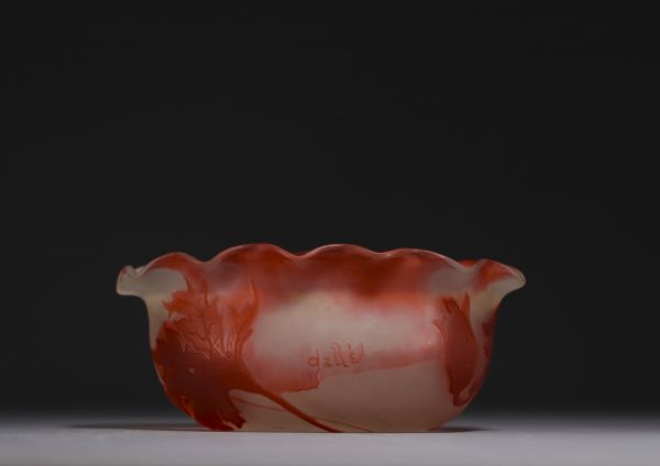 Émile GALLÉ (1846-1904) Coupe polylobée en verre multicouche dégagé à l'acide à décor d'anémones, signé.