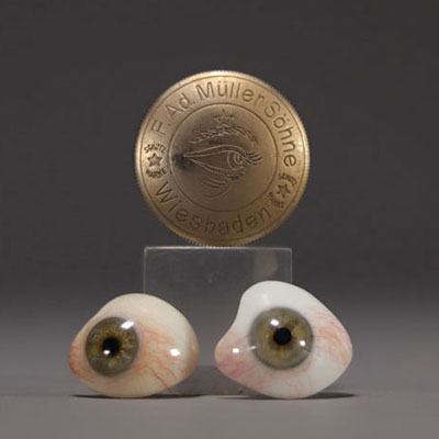 Müller Söhne Wiesbaden - Petite boite contenant deux prothèses oculaires (yeux de verre).