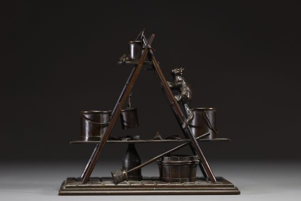 Encrier en bronze patiné figurant un chat sur une échelle de peintre, XIX-XXème.