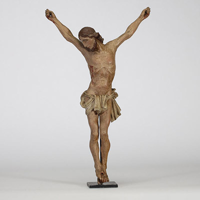 Christ en bois sculpté et polychrome, fin XVIIIe – début XIXe siècle Représentation du Christ en croix, sculpté en ronde-bosse, tête inclinée, périzonium symétrique et pieds croisés.
