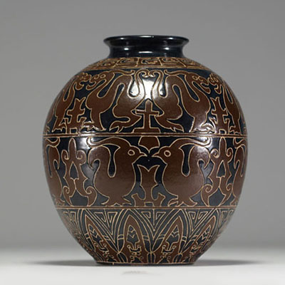 Vietnam - Bien Hoa, vase en grès polychrome, décor en frise de dragons, vers 1920.