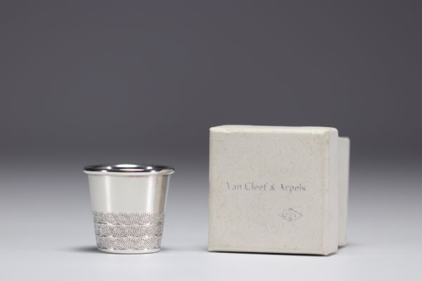 Van Cleef & Arpels - Small silver goblet in box and case. Signed.