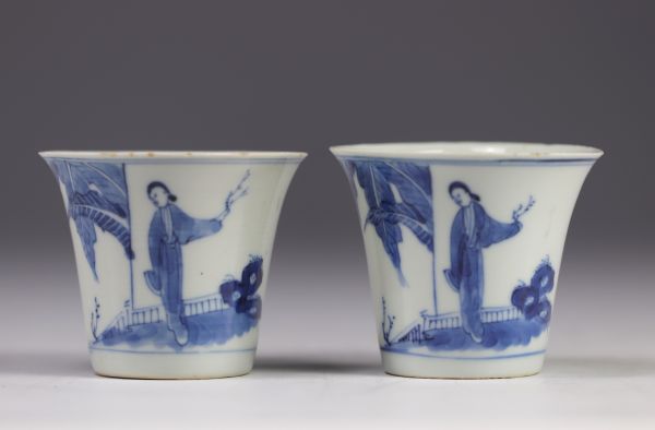 Paire de tasses en blanc et bleu à décor de personnages de la fin du XIXe siècle