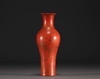 Chine - Vase en porcelaine de couleur corail à décor de dragon couleur or, époque XIXème.