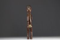 Afrique RDC - Statue figurative Chokwe Lwena en bois sculpté, première moitié XXème.