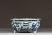 Chine - Brûle parfum en porcelaine blanc bleu à décor d'immortels, époque Ming.