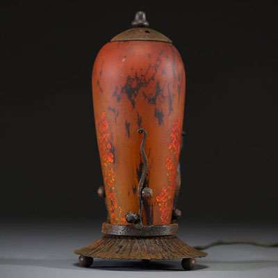 DAUM Nancy - Veilleuse Art Nouveau en verre marmoréen et inclusions de feuilles d'or, monture en fer martelé, signée.