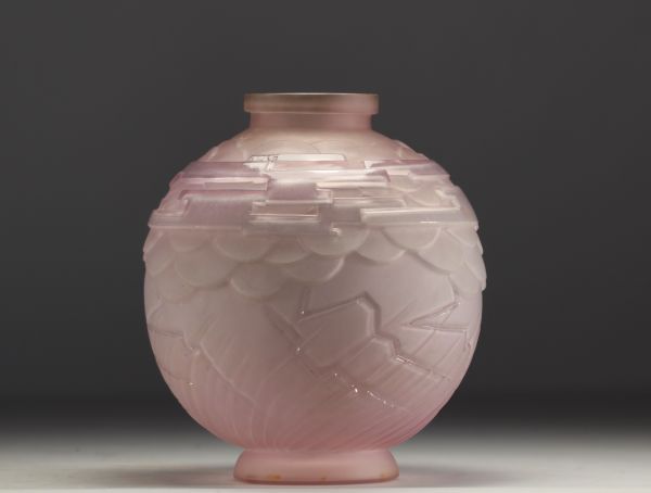 Charles SCHNEIDER (1881-1953) - Vase Art Déco à décor géométrique en verre teinté.