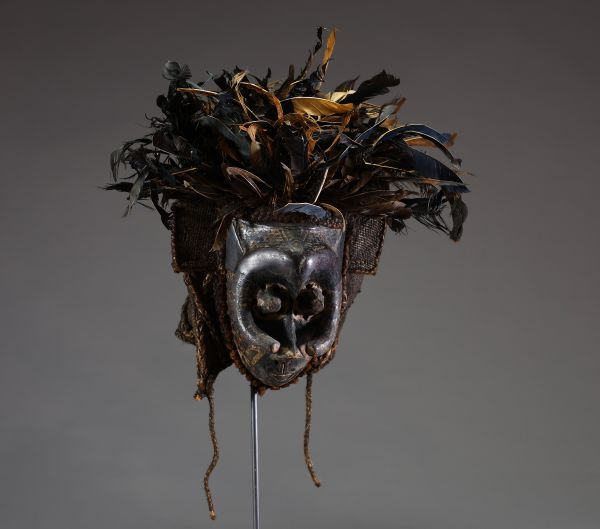 Afrique RDC - Masque « Ishyeen Imaalu » Kuba en bois sculpté et raphia surmonté d’une coiffe de plumes, Congo RDC, 1ère moitié XXème.