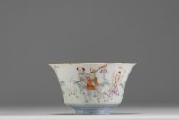 Chine - Ensemble de six bols couverts et un bol en porcelaine polychrome, époque XIXème.