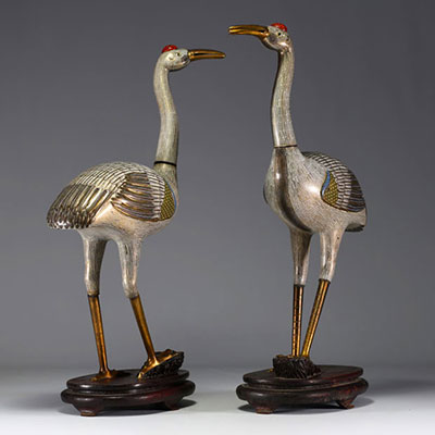 China - Large pair of cranes in cloisonné enamel on a wooden base, 19th century.
