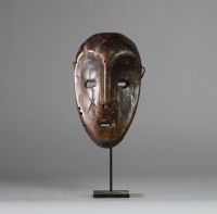 Masque Lega « lukwakongo », RD Congo, bois, scarifications, patine ancienne. H : 19 cm