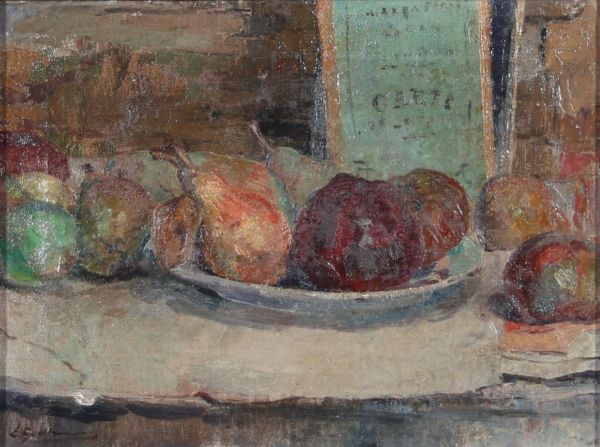Ernest Jean Joseph Godfrinon (1878–1927)  Huile sur toile représentant une nature morte aux poires, dans une veine impressionniste, à la touche rapide, nerveuse et spontanée, traduisant une recherche de lumière et de vitalité dans un sujet du quotidien. La composition, épurée et directe, met en valeur la matérialité des fruits et des objets par un jeu de contrastes et de vibrations colorées.