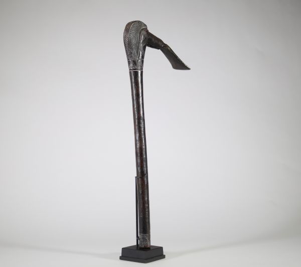 Herminette tchokwé, République Démocratique du Congo Herminette rituelle ou de prestige à long manche en bois dur, finement décoré de motifs géométriques incisés. La lame en fer forgé, légèrement recourbée