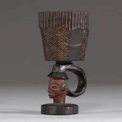 Afrique RDC - Coupe Pende en bois sculpté polychrome, première moitié XXème.