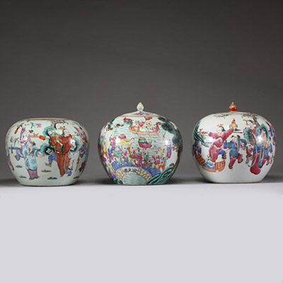 Chine, XIXe siècle — Lot de trois vases couverts en porcelaine de la famille rose, décor aux personnages et aux cent enfants