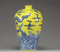 Chine – Vase de forme Meiping à décor de dragon impérial bleu sur fond jaune