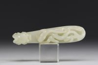 China - Green jade fibula decorated with two Chilongs, 20th century.