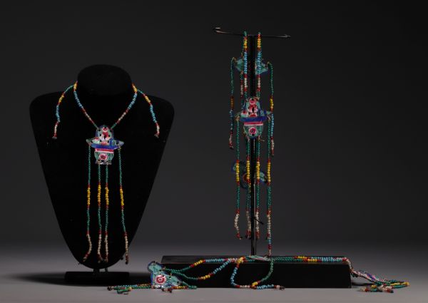 Chine - Ensemble de colliers en émaux cloisonnés et perles.