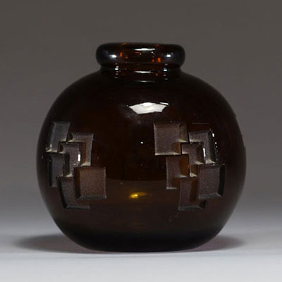 Jean LUCE (1895-1964) - Vase boule en verre fumé à décor géométrique dégagé à l'acide, monogrammé sous la base.