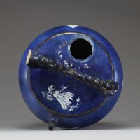 Rare verseuse couverte en porcelaine à fond bleu poudré et décor en réserve, Chine, dynastie Qing, époque Kangxi (1662–1722)