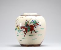 Chine - Vase en porcelaine polychrome de Nankin émaillée craquelée à décor de guerriers, fin XIXème.