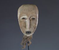 Afrique RDC - Paire de masques « lukwakongo » Lega en bois sculpté et raphia, Congo RDC.