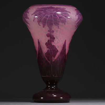 Le Verre Français - Vase en verre multicouche dégagé à l'acide à décor de dahlias, signé sur la base.