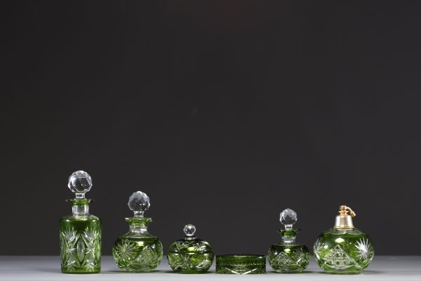 Val Saint Lambert - Toiletry set in green lined and cut crystal, five pieces.