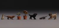 Ensemble de 17 sujets miniatures en bronzes de Vienne polychromes et une petite boite en loupe d'Orme.