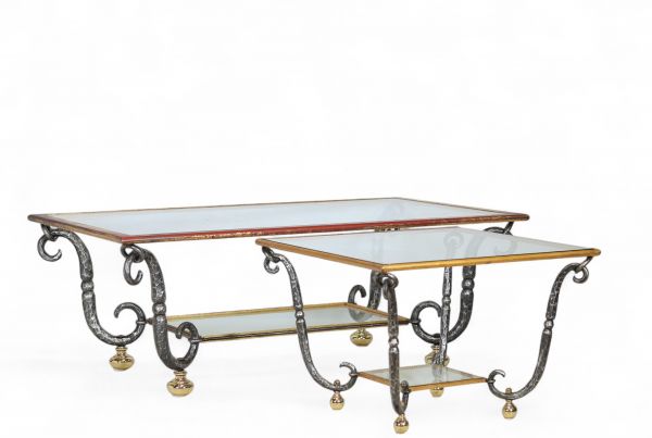 Maison Banci Firenze - Ensemble de deux tables basses en verre et fer forgé doré rectangulaire et carrée à deux niveaux, vers 1980. 