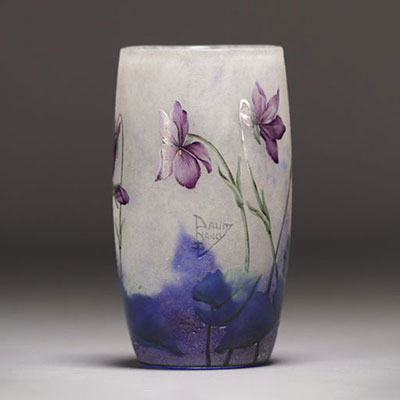 DAUM Nancy - Petit vase en verre multicouche émaillé à décor de violettes, signé.