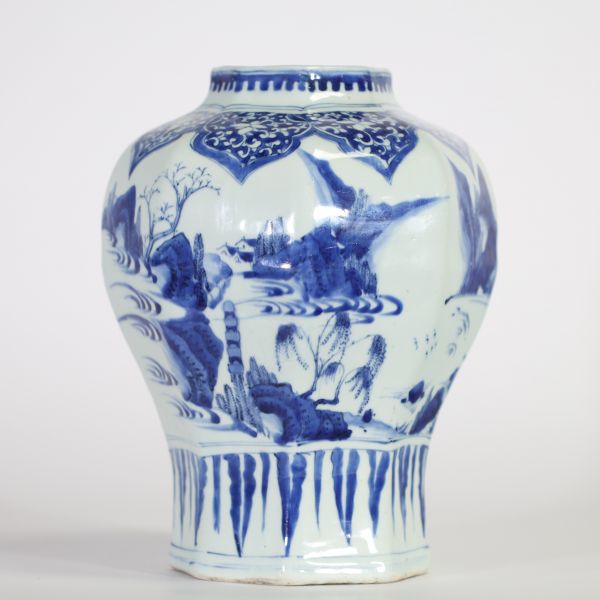Vase balustre octogonal en porcelaine de Chine bleu blanc à décor de paysages fluviaux animés, époque Transition, milieu XVIIe siècle.