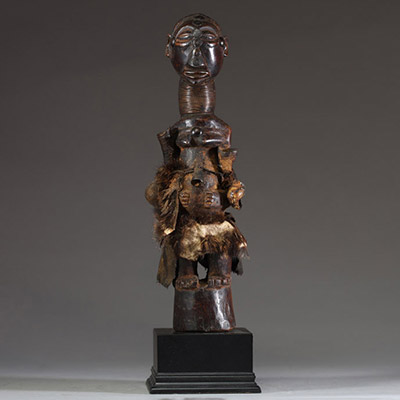 Afrique RDC - Fétiche Songye en bois sculpté, fer, peau et coquillages, Congo RDC, début XXème, sur socle.