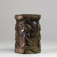 Rare récipient rituel ajouré en bronze massif, décoré de quatre figures humaines stylisées. Ethnie Bakongo, RD Congo.  Fonte à la cire perdue, patine ancienne. Objet rituel utilisé comme support pour fétiche ou logement symbolique de bilongo (substances de pouvoir) ? H. 13,5 cm – Poids : 4,5 kg. Première moitié du XXe siècle ou antérieur. Collecté sur site par A.S., St Idesbald, début des années 1