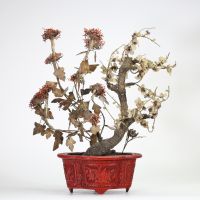 CHINE, FIN XVIIIe – DÉBUT XIXe SIÈCLE Paire de compositions florales en pierres dures dans des pots en laque cinnabar sculptée