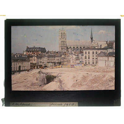 Léon Herlant (1873-1968) — 2 autochromes sur plaque Lumière», 12 x 9 cm.  Juin 1910 — Témoignage photographique rare de la rue des Colonies, Bruxelles  Juin 1910, un très rare témoignage photographique en couleurs capture la rue des Colonies, située dans le quartier de la gare Centrale de Bruxelles. À l’avant-plan, à gauche, on aperçoit l’Hôtel d'Ursel, aujourd’hui disparu, avant l’élévation du «