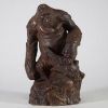 Chen M – Le gorille Sculpture en terre cuite patinée figurant un gorille appuyé sur une branche.